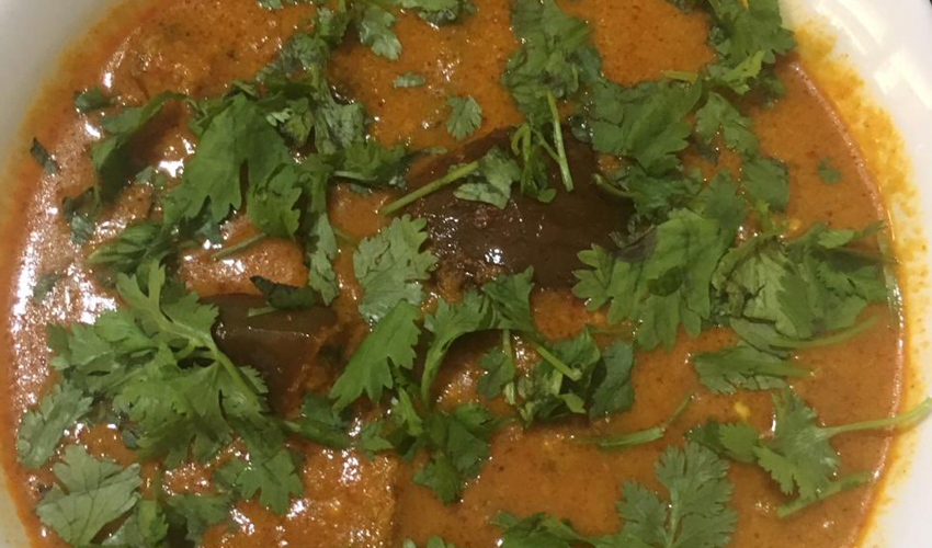Vazhuthaninga Puli Kootan (Easy Brinjal Curry)